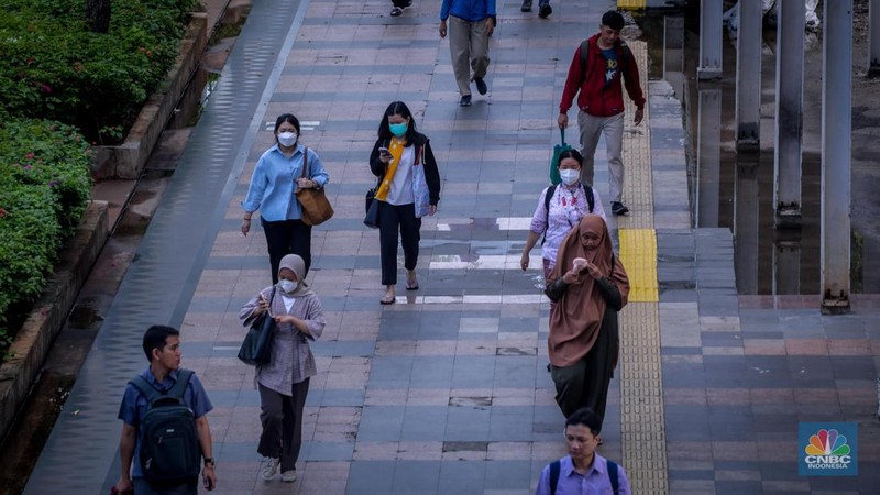 Potret Pekerja Jakarta Usai Putusan Kenaikan UMP 2024. (CNBC Indonesia/Faisal Rahman)