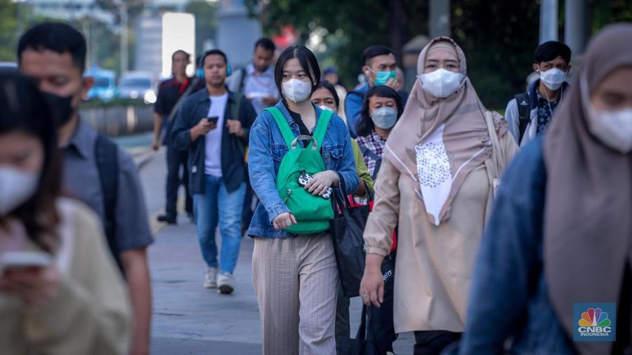 Potret Pekerja Jakarta Usai Putusan Kenaikan UMP 2024. (վ/Faisal Rahman)