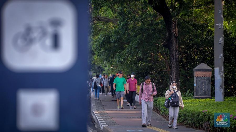 Potret Pekerja Jakarta Usai Putusan Kenaikan UMP 2024. (CNBC Indonesia/Faisal Rahman)