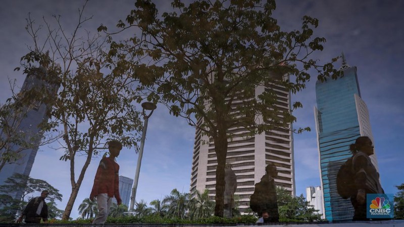 Potret Pekerja Jakarta Usai Putusan Kenaikan UMP 2024. (CNBC Indonesia/Faisal Rahman)