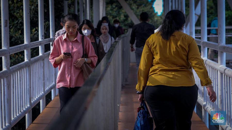 Potret Pekerja Jakarta Usai Putusan Kenaikan UMP 2024. (վ/Faisal Rahman)