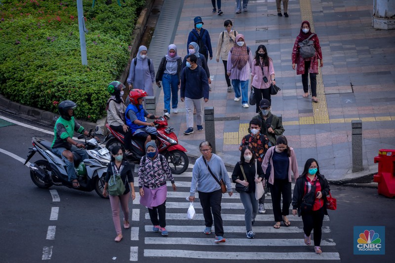 Potret Pekerja Jakarta Usai Putusan Kenaikan UMP 2024. (CNBC Indonesia/Faisal Rahman)