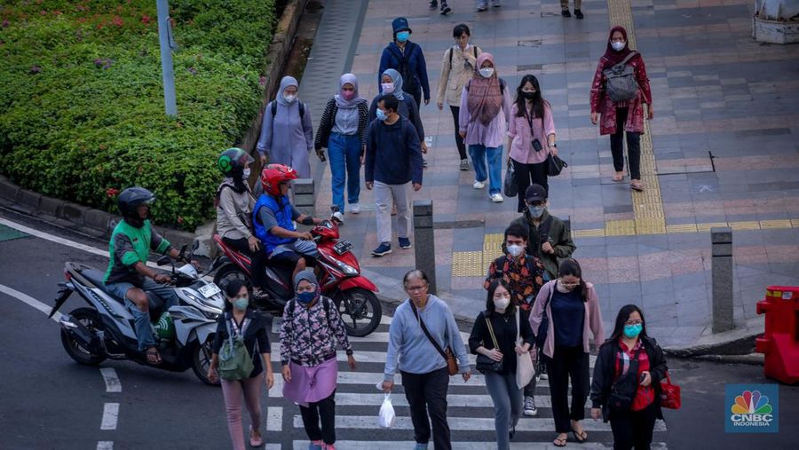 Potret Pekerja Jakarta Usai Putusan Kenaikan UMP 2024. (վ/Faisal Rahman)