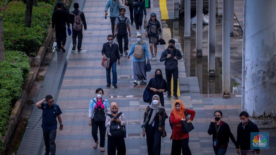 Potret Pekerja Jakarta Usai Putusan Kenaikan UMP 2024. (CNBC Indonesia/Faisal Rahman)