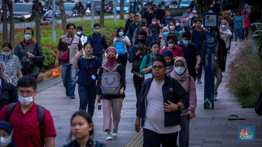Potret Pekerja Jakarta Usai Putusan Kenaikan UMP 2024. (վ/Faisal Rahman)