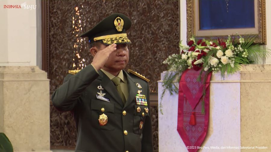 Presiden Joko Widodo melantik Jendral Agus Subiyanto sebagai Panglima TNI dan Keanggotaan Dewan Pimpinan Pusat dan Dewan Pertimbangan Pusat Legiun Veteran Republik Indonesia (LVRI), Istana Negara, (22/11/2023). (Tangkapan Layar Youtube Sekretariat Presiden)