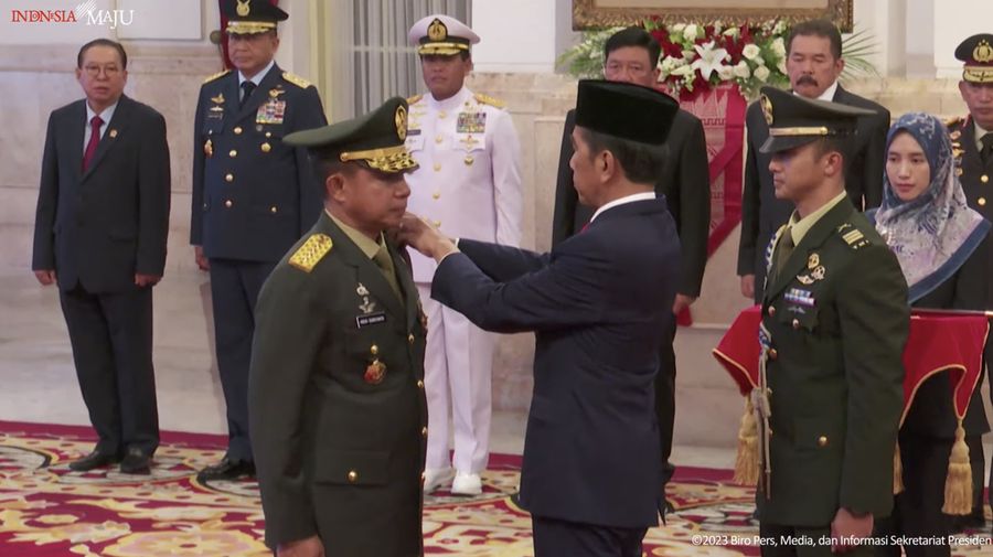 Presiden Joko Widodo melantik Jendral Agus Subiyanto sebagai Panglima TNI dan Keanggotaan Dewan Pimpinan Pusat dan Dewan Pertimbangan Pusat Legiun Veteran Republik Indonesia (LVRI), Istana Negara, (22/11/2023). (Tangkapan Layar Youtube Sekretariat Presiden)
