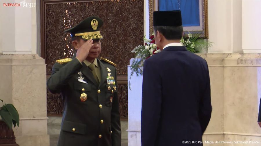 Presiden Joko Widodo melantik Jendral Agus Subiyanto sebagai Panglima TNI dan Keanggotaan Dewan Pimpinan Pusat dan Dewan Pertimbangan Pusat Legiun Veteran Republik Indonesia (LVRI), Istana Negara, (22/11/2023). (Tangkapan Layar Youtube Sekretariat Presiden)