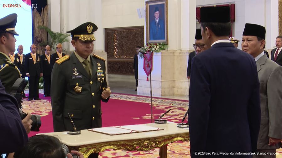 Presiden Joko Widodo melantik Jendral Agus Subiyanto sebagai Panglima TNI dan Keanggotaan Dewan Pimpinan Pusat dan Dewan Pertimbangan Pusat Legiun Veteran Republik Indonesia (LVRI), Istana Negara, (22/11/2023). (Tangkapan Layar Youtube Sekretariat Presiden)