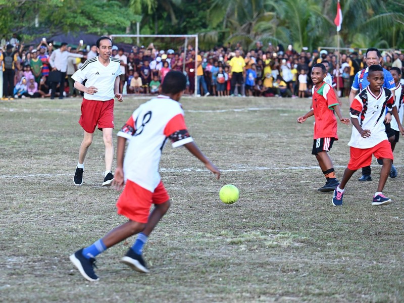 Presiden RI Jokowi bermain sepak bola di Lapangan Sepak Bola Sorido, Kab Biak Numfor. (Dok: Kris-Biro Pers Sekretariat Presiden RI) Presiden RI Jokowi bermain sepak bola di Lapangan Sepak Bola Sorido, Kab Biak Numfor. (Dok: Kris-Biro Pers Sekretariat Presiden RI)
