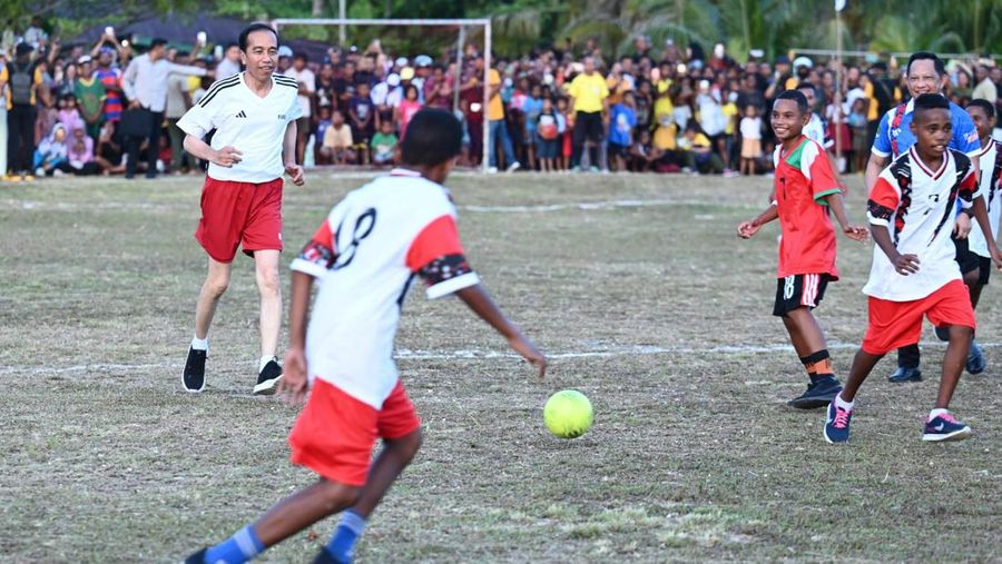 Presiden RI Jokowi bermain sepak bola di Lapangan Sepak Bola Sorido, Kab Biak Numfor. (Dok: Kris-Biro Pers Sekretariat Presiden RI)
