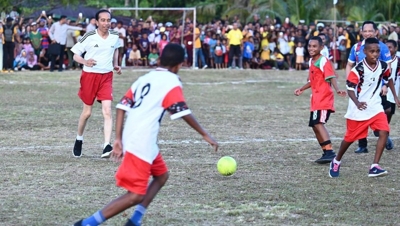 Presiden RI Jokowi bermain sepak bola di Lapangan Sepak Bola Sorido, Kab Biak Numfor. (Dok: Kris-Biro Pers Sekretariat Presiden RI)