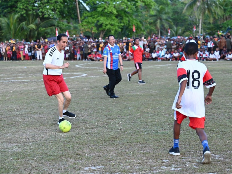 Presiden RI Jokowi bermain sepak bola di Lapangan Sepak Bola Sorido, Kab Biak Numfor. (Dok: Kris-Biro Pers Sekretariat Presiden RI) Presiden RI Jokowi bermain sepak bola di Lapangan Sepak Bola Sorido, Kab Biak Numfor. (Dok: Kris-Biro Pers Sekretariat Presiden RI)