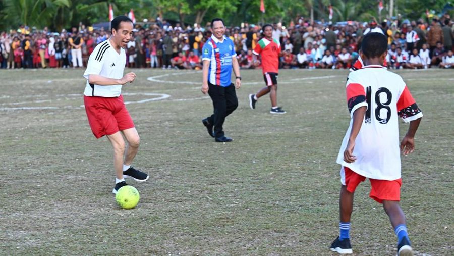 Presiden RI Jokowi bermain sepak bola di Lapangan Sepak Bola Sorido, Kab Biak Numfor. (Dok: Kris-Biro Pers Sekretariat Presiden RI)