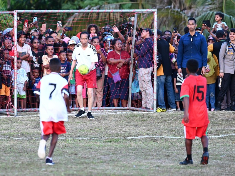 Presiden RI Jokowi bermain sepak bola di Lapangan Sepak Bola Sorido, Kab Biak Numfor. (Dok: Kris-Biro Pers Sekretariat Presiden RI)