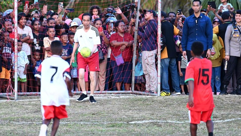 Presiden RI Jokowi bermain sepak bola di Lapangan Sepak Bola Sorido, Kab Biak Numfor. (Dok: Kris-Biro Pers Sekretariat Presiden RI)