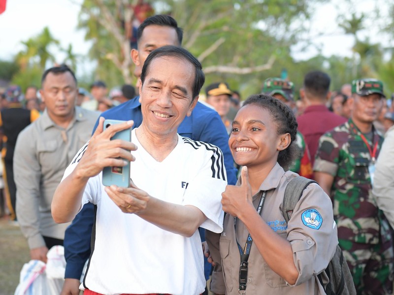 Presiden RI Jokowi bermain sepak bola di Lapangan Sepak Bola Sorido, Kab Biak Numfor. (Dok: Kris-Biro Pers Sekretariat Presiden RI)