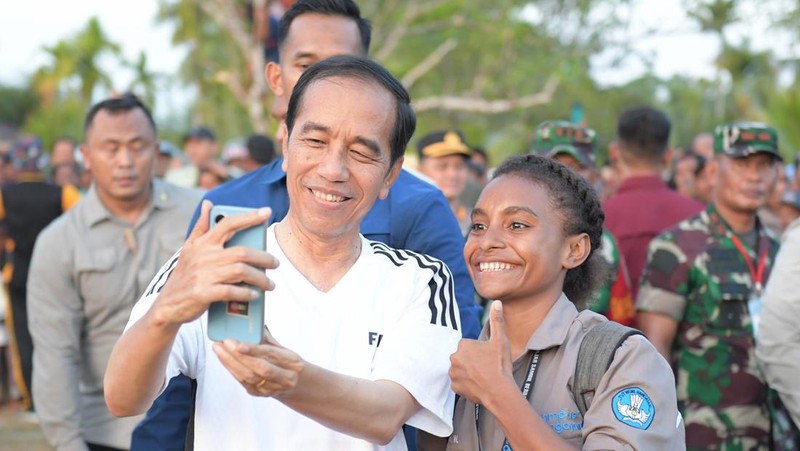 Presiden RI Jokowi bermain sepak bola di Lapangan Sepak Bola Sorido, Kab Biak Numfor. (Dok: Kris-Biro Pers Sekretariat Presiden RI)