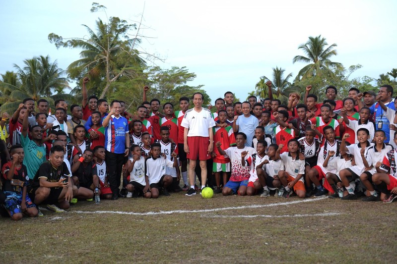 Presiden RI Jokowi bermain sepak bola di Lapangan Sepak Bola Sorido, Kab Biak Numfor. (Dok: Kris-Biro Pers Sekretariat Presiden RI)