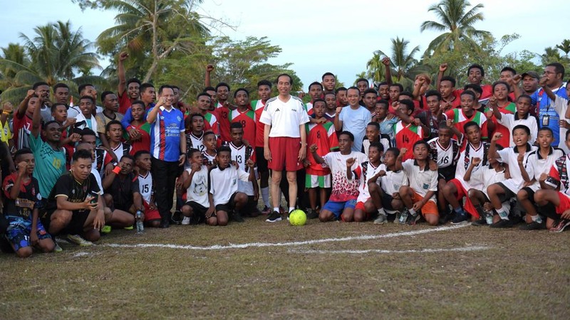 Presiden RI Jokowi bermain sepak bola di Lapangan Sepak Bola Sorido, Kab Biak Numfor. (Dok: Kris-Biro Pers Sekretariat Presiden RI)
