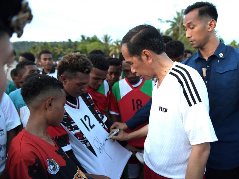 Presiden RI Jokowi bermain sepak bola di Lapangan Sepak Bola Sorido, Kab Biak Numfor. (Dok: Kris-Biro Pers Sekretariat Presiden RI)