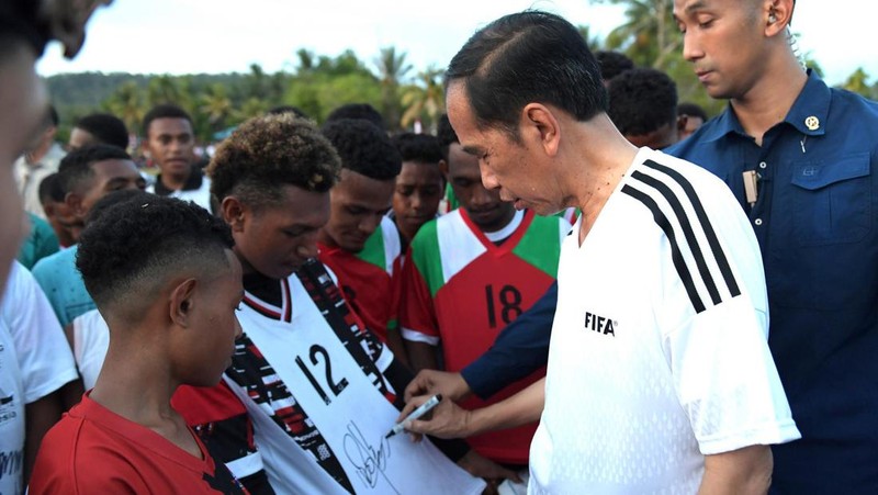 Presiden RI Jokowi bermain sepak bola di Lapangan Sepak Bola Sorido, Kab Biak Numfor. (Dok: Kris-Biro Pers Sekretariat Presiden RI)
