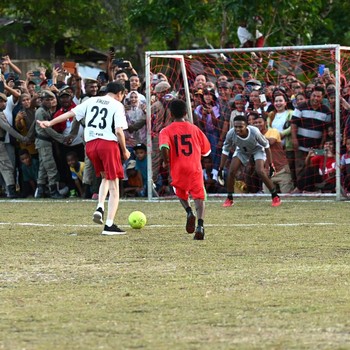 Nomor Punggung 23, Jokowi Asik Main Bola dengan Pelajar Papua