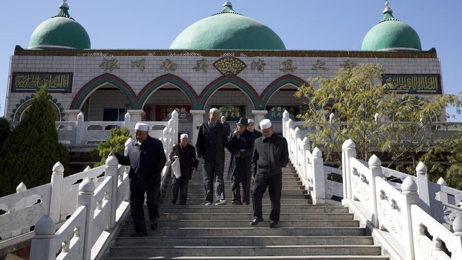 Pria etnis minoritas Hui meninggalkan masjid setelah salat di Yinchuan di wilayah otonomi Ningxia Hui, Tiongkok barat laut, pada Kamis, 8 Oktober 2015. (AP Photo/Ng Han Guan/File Foto)