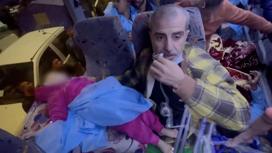Puluhan pasien Rumah Sakit Indonesia di Gaza dievakuasi pada Senin (20/11) ke Rumah Sakit Al-Nasser di Khan Younis. (Tangkapan Layar Video Reuters/GAZA BASED PALESTINIAN MINISTRY OF HEALTH)