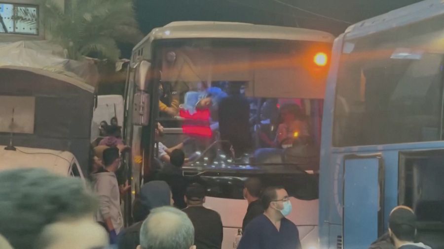Puluhan pasien Rumah Sakit Indonesia di Gaza dievakuasi pada Senin (20/11) ke Rumah Sakit Al-Nasser di Khan Younis. (Tangkapan Layar Video Reuters/GAZA BASED PALESTINIAN MINISTRY OF HEALTH)