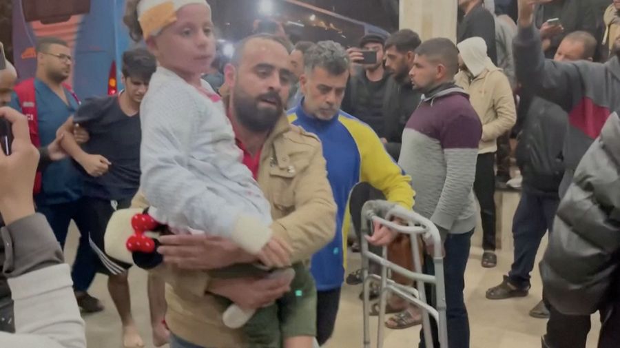 Puluhan pasien Rumah Sakit Indonesia di Gaza dievakuasi pada Senin (20/11) ke Rumah Sakit Al-Nasser di Khan Younis. (Tangkapan Layar Video Reuters/GAZA BASED PALESTINIAN MINISTRY OF HEALTH)