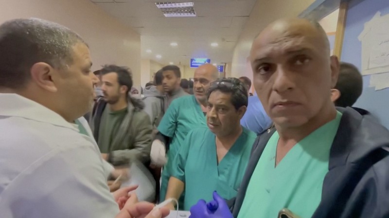 Puluhan pasien Rumah Sakit Indonesia di Gaza dievakuasi pada Senin (20/11) ke Rumah Sakit Al-Nasser di Khan Younis. (Tangkapan Layar Video Reuters/GAZA BASED PALESTINIAN MINISTRY OF HEALTH)