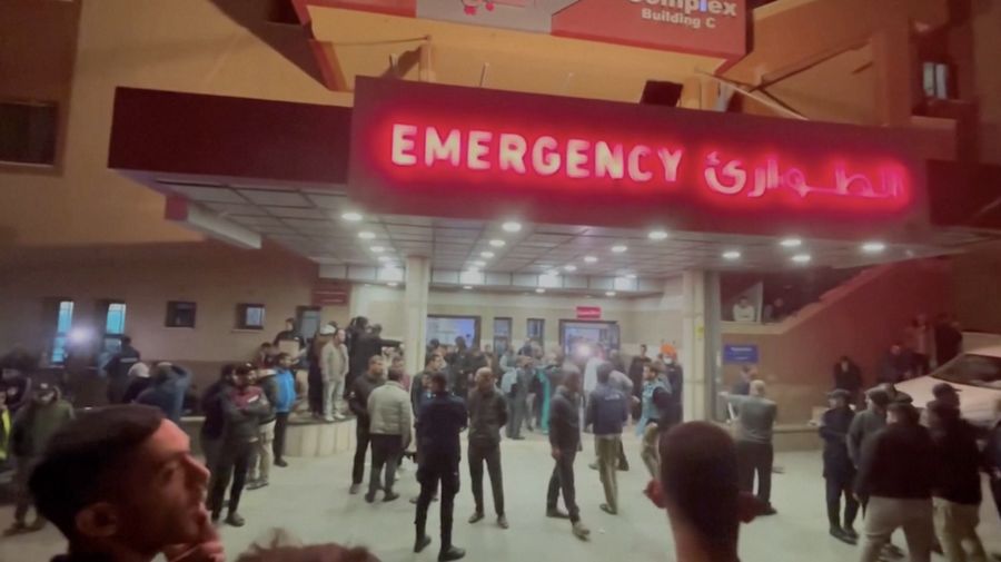 Puluhan pasien Rumah Sakit Indonesia di Gaza dievakuasi pada Senin (20/11) ke Rumah Sakit Al-Nasser di Khan Younis. (Tangkapan Layar Video Reuters/GAZA BASED PALESTINIAN MINISTRY OF HEALTH)