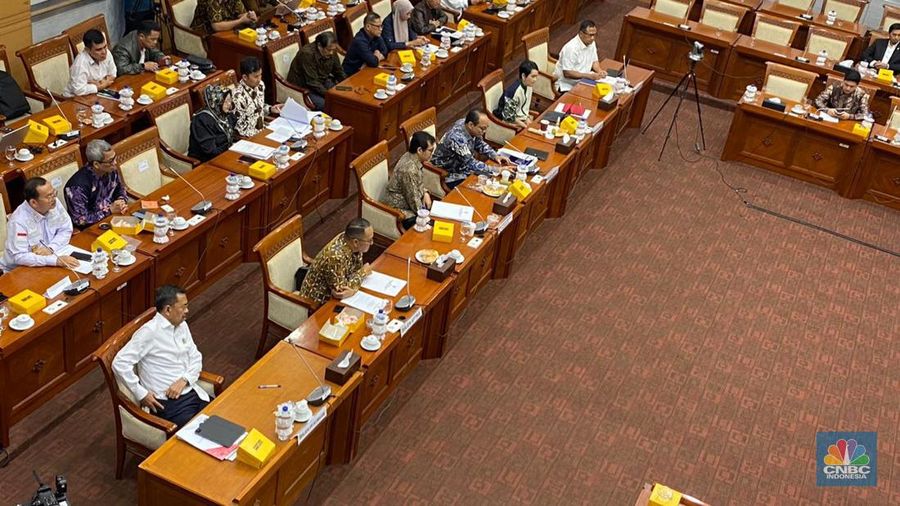 Rapat Kerja Komisi I DPR RI dengan Menteri Komunikasi dan Informatika terkait revisi UU ITE (CNBC Indonesia/ Novina)