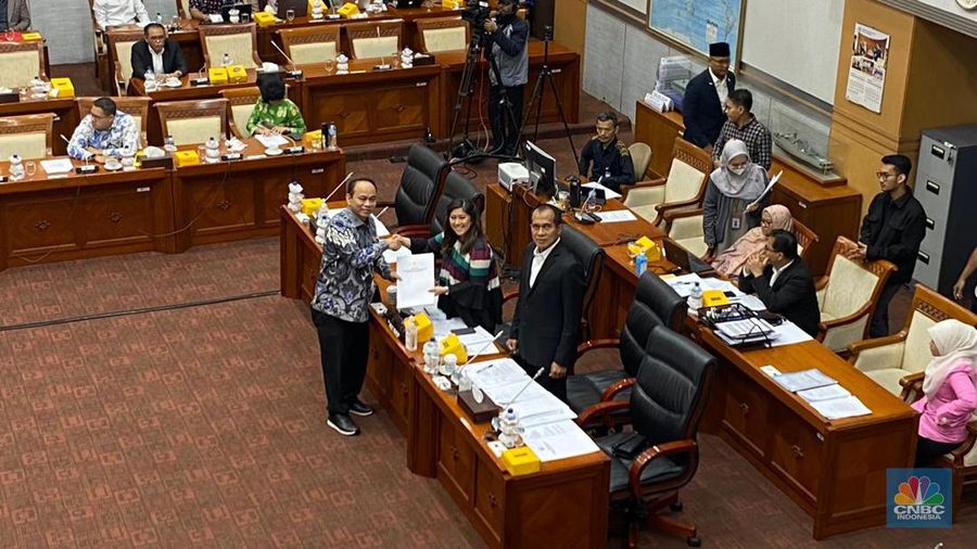 Rapat Kerja Komisi I DPR RI dengan Menteri Komunikasi dan Informatika terkait revisi UU ITE (վ/Novina)