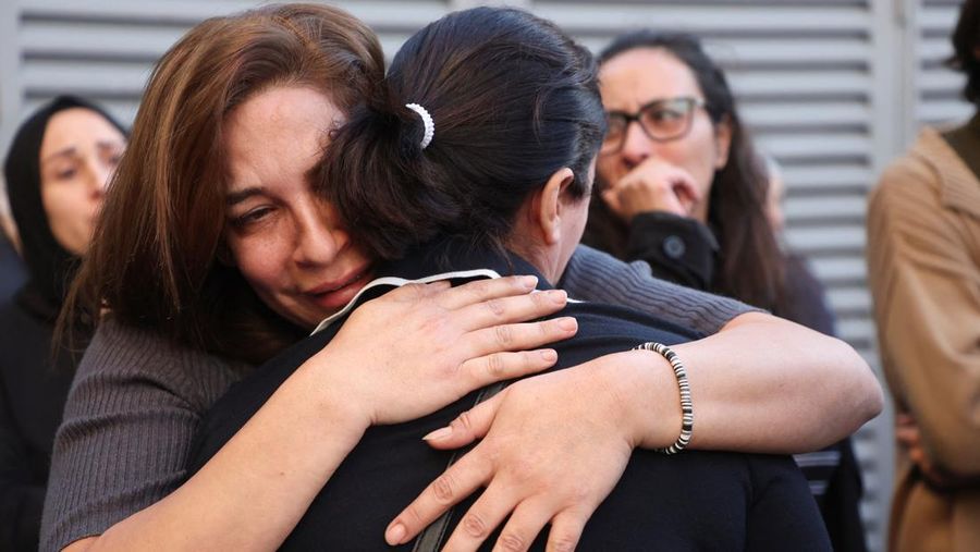 Rekan dua jurnalis saluran TV Al Mayadeen yang berbasis di Lebanon, yang dikatakan tewas akibat serangan Israel di Lebanon selatan, berduka saat mereka berdiri di luar gedung saluran tersebut di Beirut, Lebanon 21 November 2023. (REUTERS/Mohamed Azakir)
