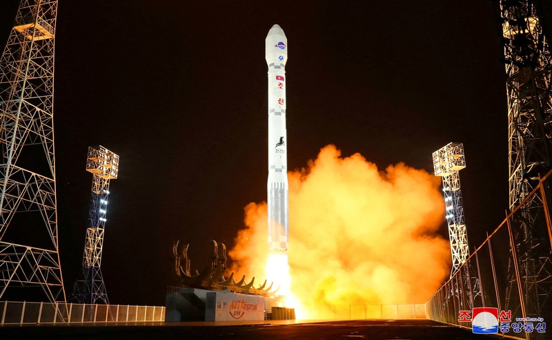 Sebuah roket yang membawa satelit mata-mata Malligyong-1 diluncurkan, seperti yang diklaim oleh pemerintah Korea Utara, di lokasi yang disebut sebagai Provinsi Gyeongsang Utara, Korea Utara dalam gambar selebaran yang diperoleh Reuters pada 21 November 2023. Sebuah roket yang membawa satelit mata-mata Malligyong-1 diluncurkan, seperti yang diklaim oleh pemerintah Korea Utara, di lokasi yang disebut sebagai Provinsi Gyeongsang Utara, Korea Utara dalam gambar selebaran yang diperoleh Reuters pada 21 November 2023. (KCNA via REUTERS)