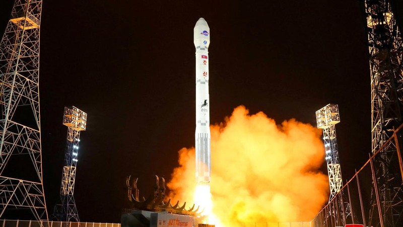 Sebuah roket yang membawa satelit mata-mata Malligyong-1 diluncurkan, seperti yang diklaim oleh pemerintah Korea Utara, di lokasi yang disebut sebagai Provinsi Gyeongsang Utara, Korea Utara dalam gambar selebaran yang diperoleh Reuters pada 21 November 2023. (KCNA via REUTERS)