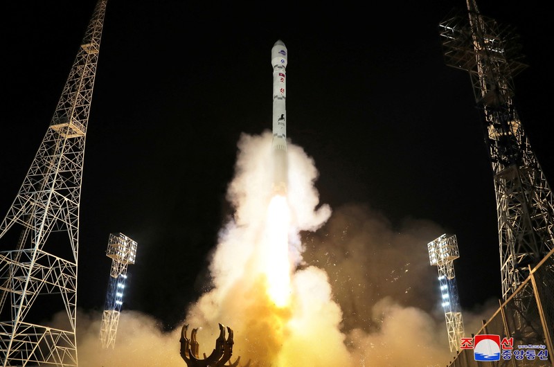 Sebuah roket yang membawa satelit mata-mata Malligyong-1 diluncurkan, seperti yang diklaim oleh pemerintah Korea Utara, di lokasi yang disebut sebagai Provinsi Gyeongsang Utara, Korea Utara dalam gambar selebaran yang diperoleh Reuters pada 21 November 2023. Sebuah roket yang membawa satelit mata-mata Malligyong-1 diluncurkan, seperti yang diklaim oleh pemerintah Korea Utara, di lokasi yang disebut sebagai Provinsi Gyeongsang Utara, Korea Utara dalam gambar selebaran yang diperoleh Reuters pada 21 November 2023. (KCNA via REUTERS)