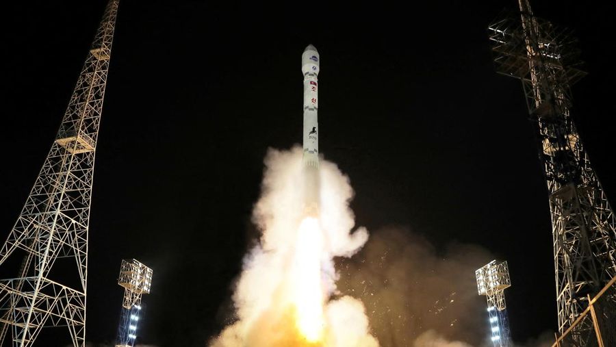 Sebuah roket yang membawa satelit mata-mata Malligyong-1 diluncurkan, seperti yang diklaim oleh pemerintah Korea Utara, di lokasi yang disebut sebagai Provinsi Gyeongsang Utara, Korea Utara dalam gambar selebaran yang diperoleh Reuters pada 21 November 2023. (KCNA via REUTERS)