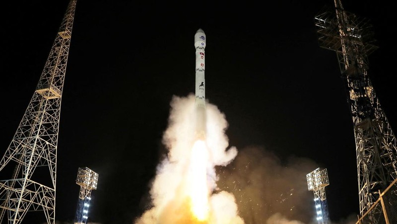 Sebuah roket yang membawa satelit mata-mata Malligyong-1 diluncurkan, seperti yang diklaim oleh pemerintah Korea Utara, di lokasi yang disebut sebagai Provinsi Gyeongsang Utara, Korea Utara dalam gambar selebaran yang diperoleh Reuters pada 21 November 2023. (KCNA via REUTERS)