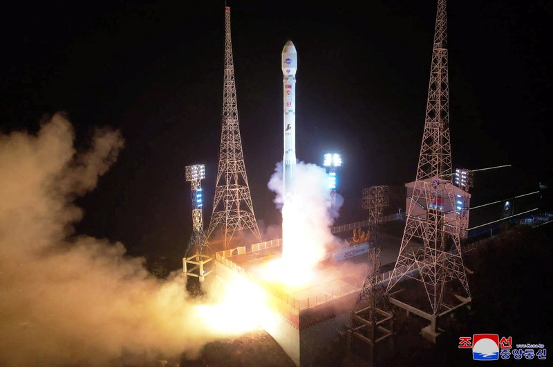 Sebuah roket yang membawa satelit mata-mata Malligyong-1 diluncurkan, seperti yang diklaim oleh pemerintah Korea Utara, di lokasi yang disebut sebagai Provinsi Gyeongsang Utara, Korea Utara dalam gambar selebaran yang diperoleh Reuters pada 21 November 2023. Sebuah roket yang membawa satelit mata-mata Malligyong-1 diluncurkan, seperti yang diklaim oleh pemerintah Korea Utara, di lokasi yang disebut sebagai Provinsi Gyeongsang Utara, Korea Utara dalam gambar selebaran yang diperoleh Reuters pada 21 November 2023. (KCNA via REUTERS)