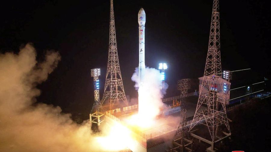 Sebuah roket yang membawa satelit mata-mata Malligyong-1 diluncurkan, seperti yang diklaim oleh pemerintah Korea Utara, di lokasi yang disebut sebagai Provinsi Gyeongsang Utara, Korea Utara dalam gambar selebaran yang diperoleh Reuters pada 21 November 2023. (KCNA via REUTERS)