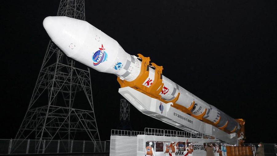Sebuah roket yang membawa satelit mata-mata Malligyong-1 diluncurkan, seperti yang diklaim oleh pemerintah Korea Utara, di lokasi yang disebut sebagai Provinsi Gyeongsang Utara, Korea Utara dalam gambar selebaran yang diperoleh Reuters pada 21 November 2023. (KCNA via REUTERS)