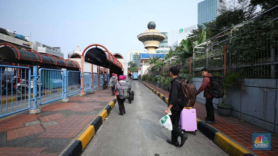 Suasana Terminal Bus Blok M yang akan di revitalisasi, Selasa (21/11/2023). PT Mass Rapid Transit (MRT) Jakarta berencana menjadikan kawasan Blok M menjadi berorientasi transit (transit oriented development/TOD). (CNBC Indonesia/Tri Susilo)