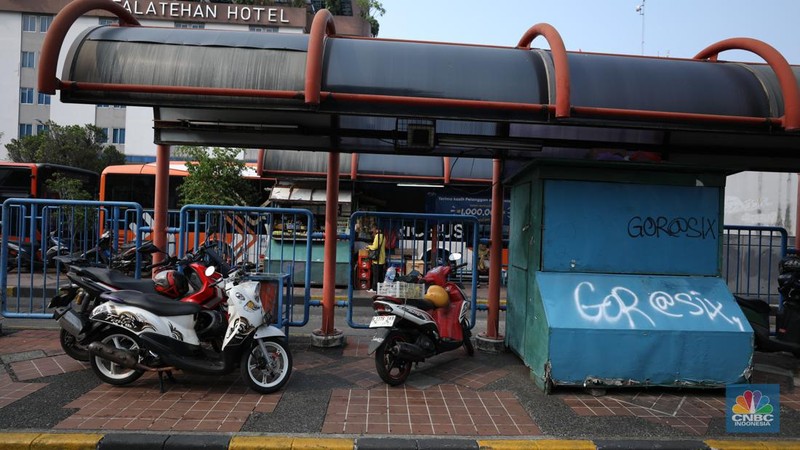 Suasana Terminal Bus Blok M yang akan di revitalisasi, Selasa (21/11/2023). PT Mass Rapid Transit (MRT) Jakarta berencana menjadikan kawasan Blok M menjadi berorientasi transit (transit oriented development/TOD). (CNBC Indonesia/Tri Susilo)