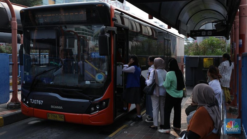 Suasana Terminal Bus Blok M yang akan di revitalisasi, Selasa (21/11/2023). PT Mass Rapid Transit (MRT) Jakarta berencana menjadikan kawasan Blok M menjadi berorientasi transit (transit oriented development/TOD). (CNBC Indonesia/Tri Susilo)