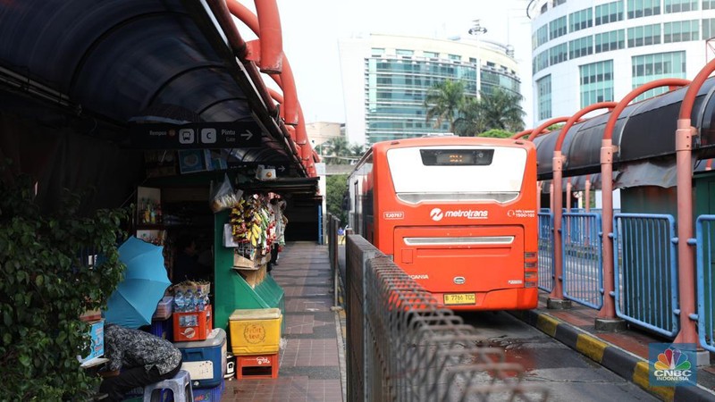 Suasana Terminal Bus Blok M yang akan di revitalisasi, Selasa (21/11/2023). PT Mass Rapid Transit (MRT) Jakarta berencana menjadikan kawasan Blok M menjadi berorientasi transit (transit oriented development/TOD). (CNBC Indonesia/Tri Susilo)