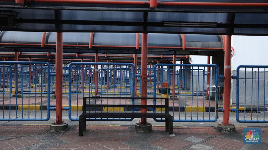 Suasana Terminal Bus Blok M yang akan di revitalisasi, Selasa (21/11/2023). PT Mass Rapid Transit (MRT) Jakarta berencana menjadikan kawasan Blok M menjadi berorientasi transit (transit oriented development/TOD). (CNBC Indonesia/Tri Susilo)