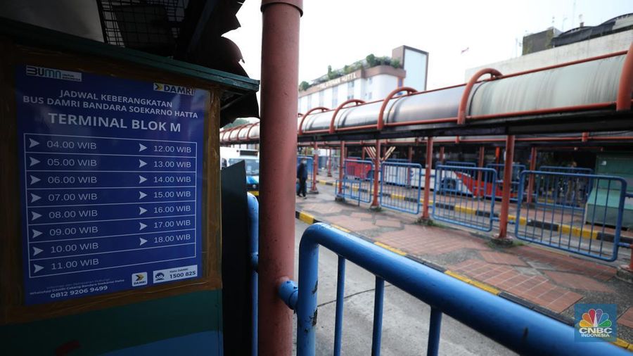 Suasana Terminal Bus Blok M yang akan di revitalisasi, Selasa (21/11/2023). PT Mass Rapid Transit (MRT) Jakarta berencana menjadikan kawasan Blok M menjadi berorientasi transit (transit oriented development/TOD). (CNBC Indonesia/Tri Susilo)